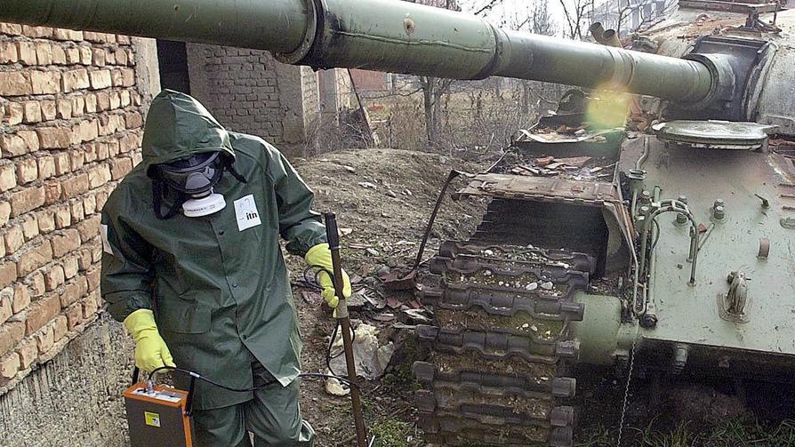 Un militare mentre rileva tracce di uranio impoverito (foto d'archivio)