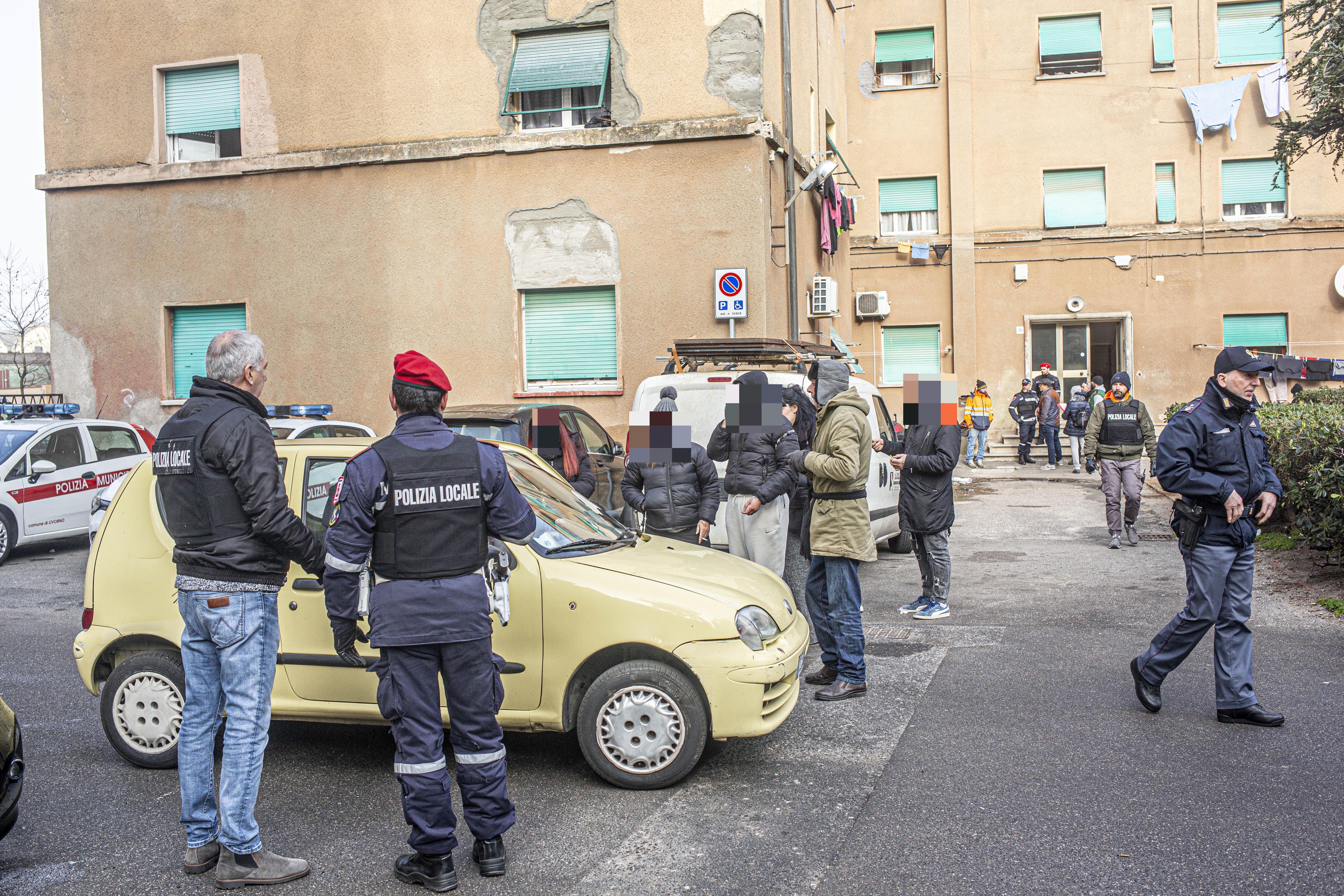 La polizia municipale e le altre forze dell'ordine a Shangai (foto Daniele Stefanini/Silvi)
