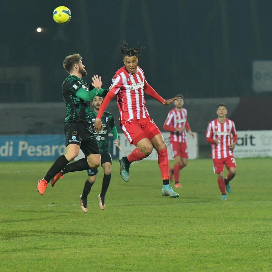 
	Il Pontedera raccoglie un pari nel recupero contro la Vis Pesaro (Foto Vis Pesaro Calcio)

