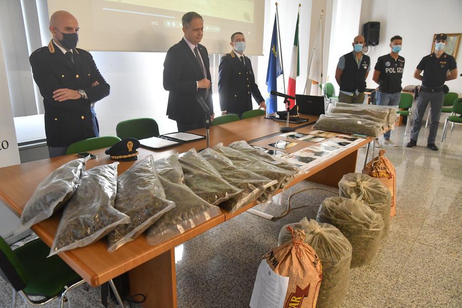 
	La conferenza stampa della polizia dopo il sequestro della droga

