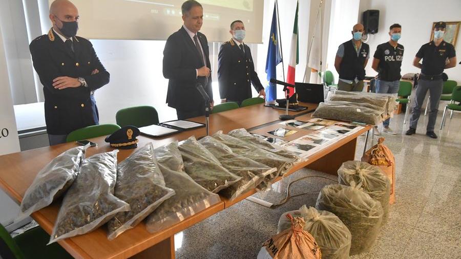 La conferenza stampa della polizia dopo il sequestro della droga