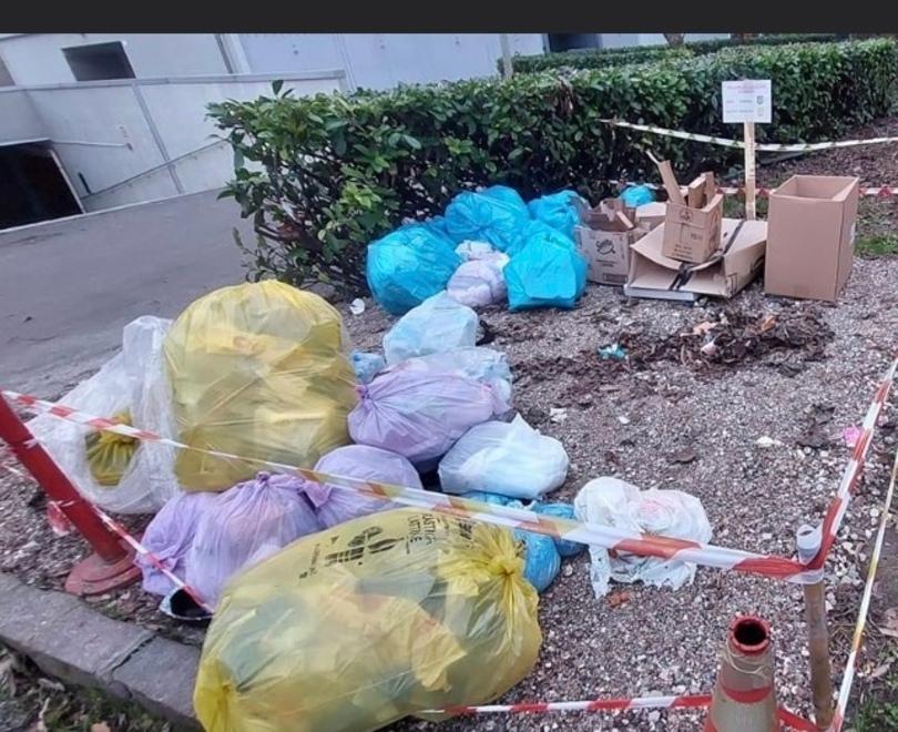 Modena. La Cna: «Ma sui sacchi lasciati a terra bisogna intervenire immediatamente» 