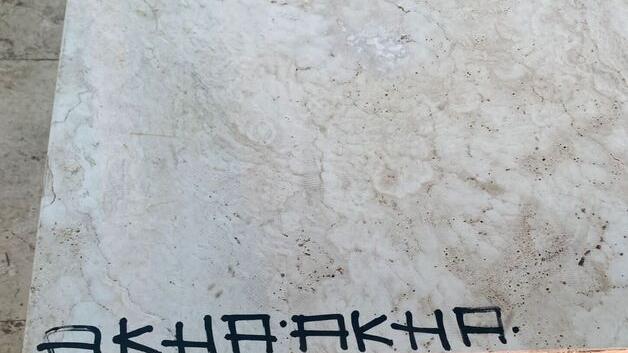 Bellana, sulle panchine (già imbrattate) si apre il dibattito: vi piacciono?