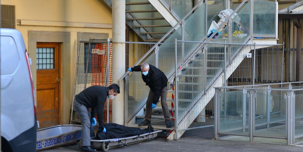 Il dramma per le strade di Firenze: il clochard ucciso dal freddo