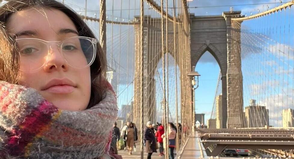 Matilde Pajetta in un selfie sul ponte di Brooklyn