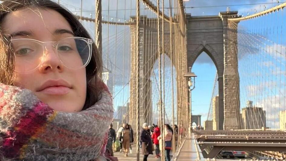 Matilde Pajetta in un selfie sul ponte di Brooklyn