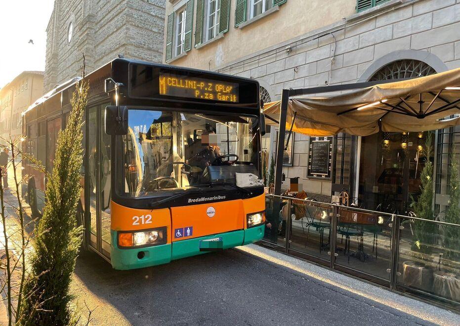 La “rivolta” contro i bus in centro: «Via della Madonna troppo stretta»