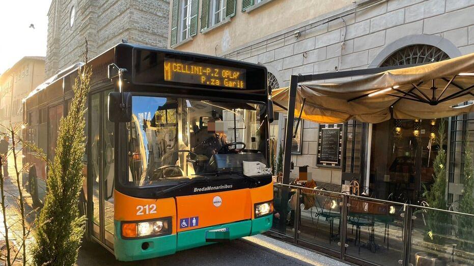 La “rivolta” contro i bus in centro: «Via della Madonna troppo stretta»