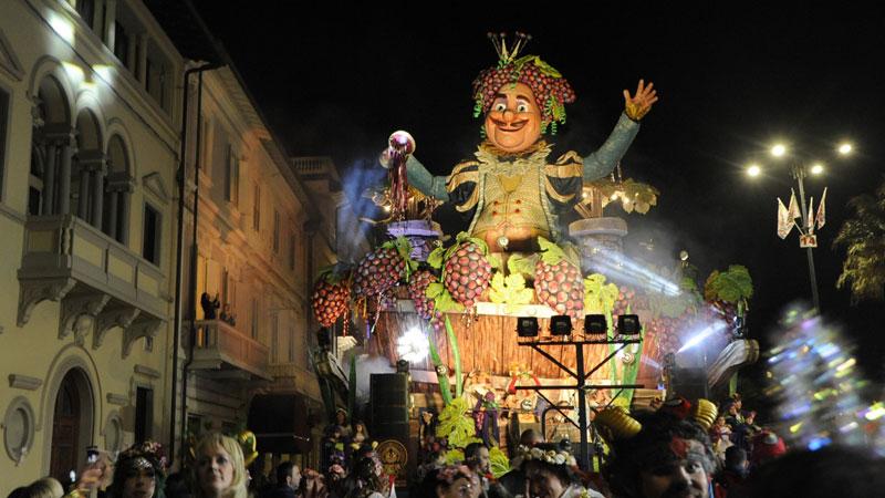 Carnevale di Viareggio, il corso del Giovedì Grasso è in notturna: tutte le novità