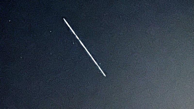 Le scie luminose sui cieli della Toscana? «Sono i satelliti di Elon Musk»