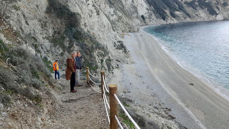 Elba, risistemato il sentiero per la splendida spiaggia di Sansone: ecco quanto è costato