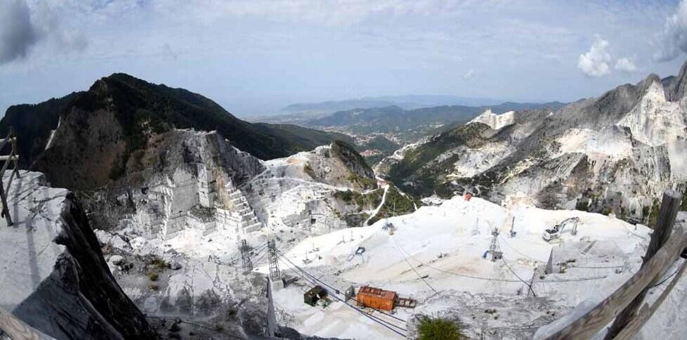 Marmo abbagliante, la grande bellezza alle cave di Carrara da dove si ammira l’intera Toscana
