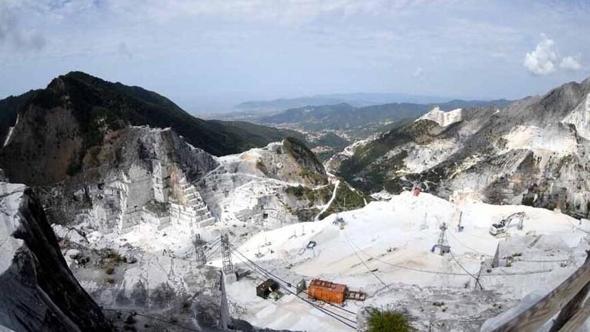 Marmo abbagliante, la grande bellezza alle cave di Carrara da dove si ammira l’intera Toscana