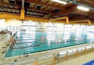 Alla piscina di via Melato si torna a nuotare dalle 8.30