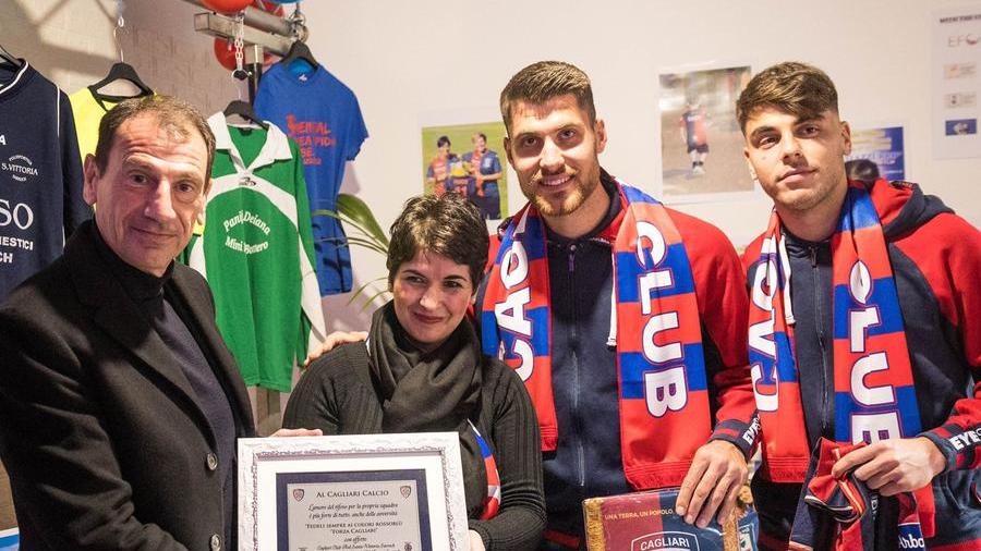 Il ds Bonato, Altare e Obert con una rappresentante del Club di Sarroch