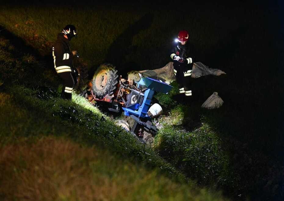 Il trattore che ha schiacciato il 68enne di Vecchiano (Foto Sernacchioli)