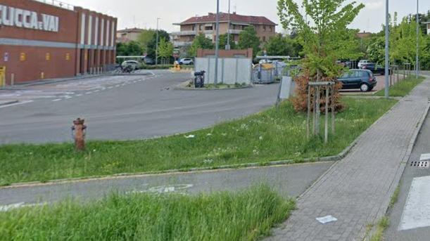 Modena. Sesso davanti all’Esselunga Lei 54 anni, lui 39: anziani chiamano la guardia giurata