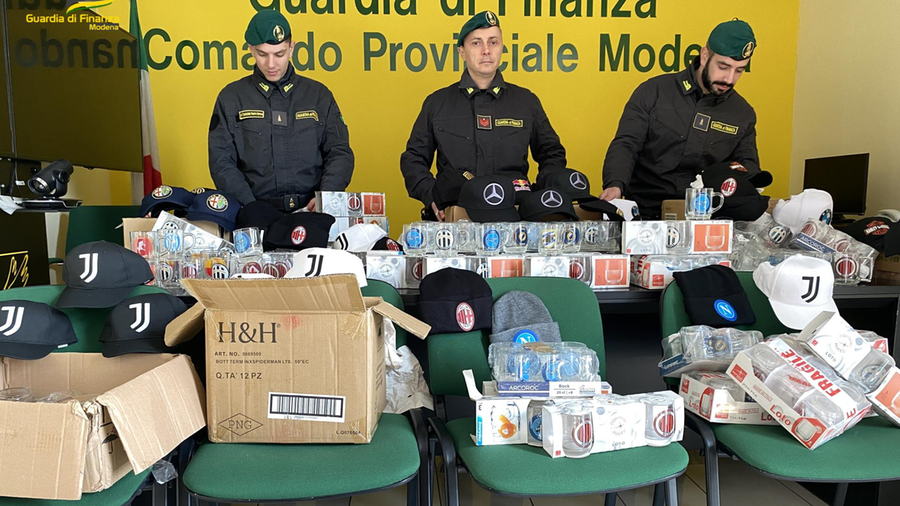 Modena Controlli alle fiere di S. Antonio e S. Geminiano e a Campogalliano: sequestrati 7mila prodotti contraffatti o non sicuri