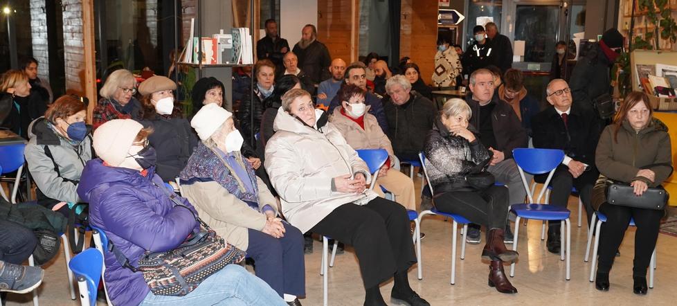 La protesta dei residenti in via Paradisi: «Perché dobbiamo lasciare casa nostra?»