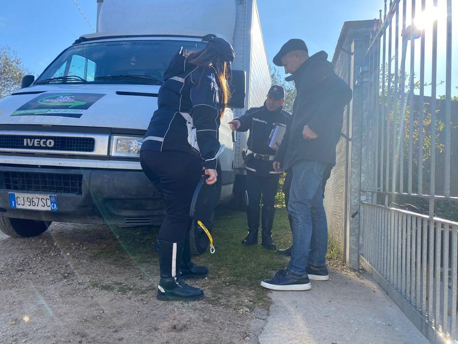 
	Il furgoncino che ha schicciato il proprietario contro il muro (foto mauro chessa)

