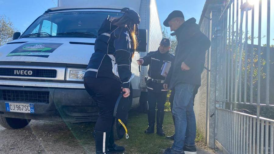 Il furgoncino che ha schicciato il proprietario contro il muro (foto mauro chessa)