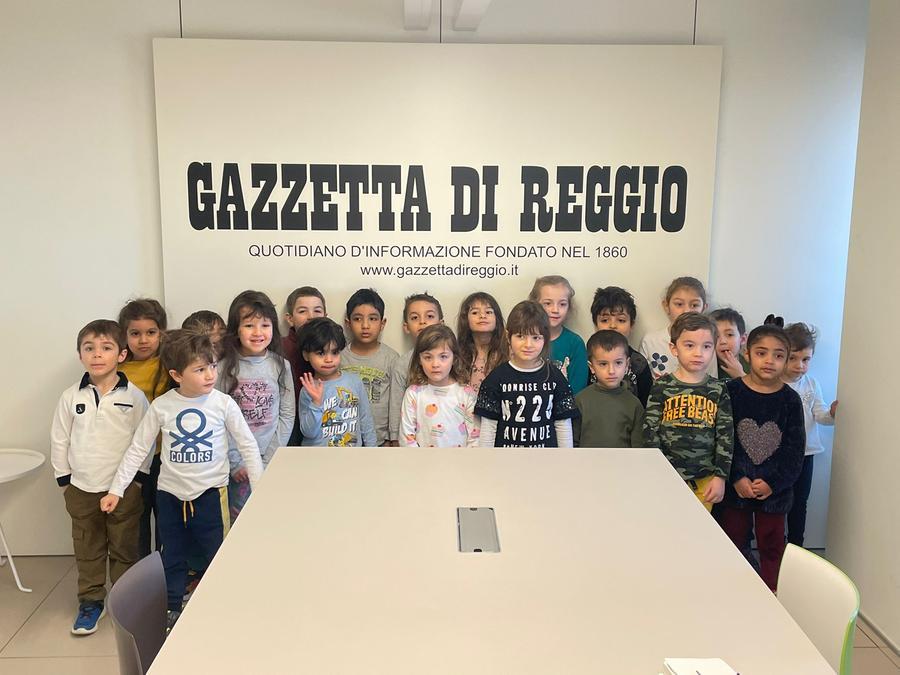 I bambini e le bambine della scuola Arcobaleno giornalisti per un giorno