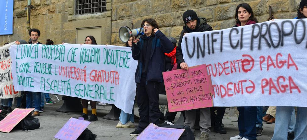 L’anno accademico di Firenze si apre tra le proteste: manifestazione davanti a Palazzo Vecchio