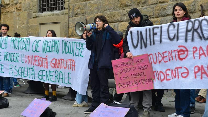 L’anno accademico di Firenze si apre tra le proteste: manifestazione davanti a Palazzo Vecchio