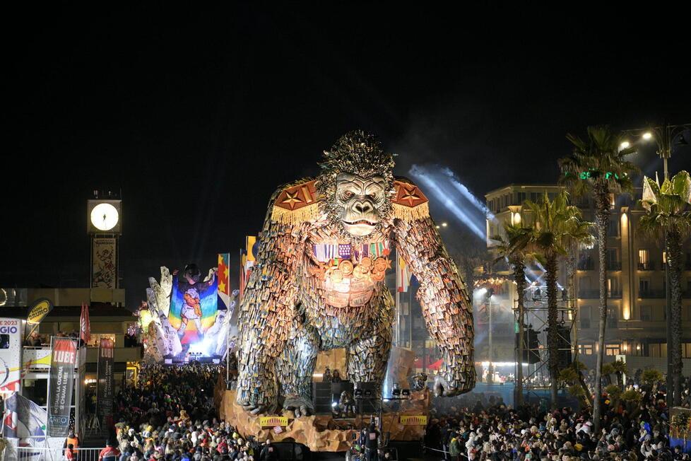 Carnevale di Viareggio: giochi di luce mozzafiato, il corso di notte è una magia