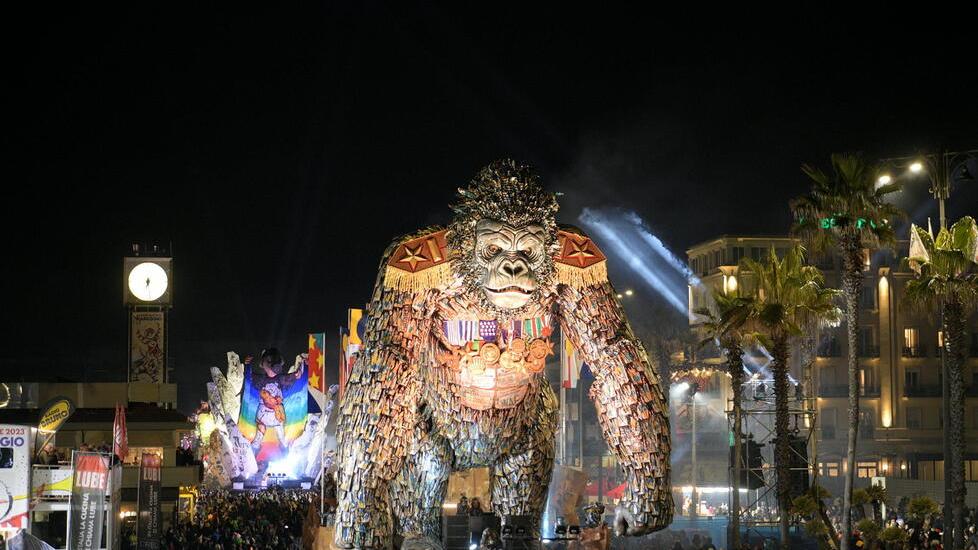 Carnevale di Viareggio: giochi di luce mozzafiato, il corso di notte è una magia