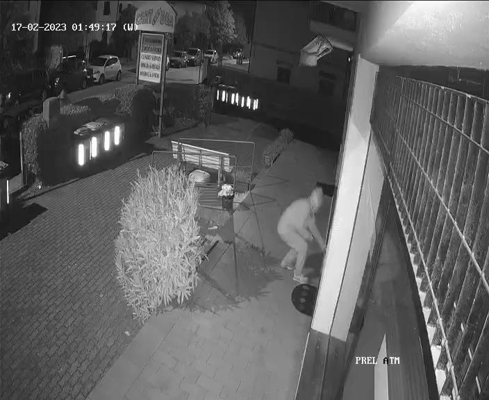 Tentano di svaligiare il bancomat delle poste a Vicarello ma scatta l’allarme: ladri in fuga – Video