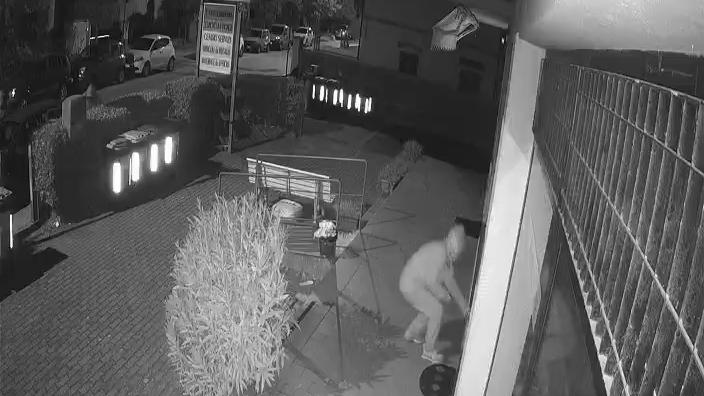 Tentano di svaligiare il bancomat delle poste a Vicarello ma scatta l’allarme: ladri in fuga – Video