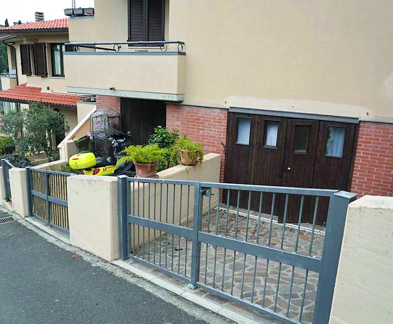 Omicidio-suicidio a Castagneto, una comunità sotto choc: «Una coppia splendida, insieme da una vita intera»