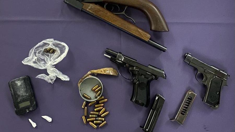 In casa ha fucile e pistole con matricola abrasa, scattano le manette per un 37enne