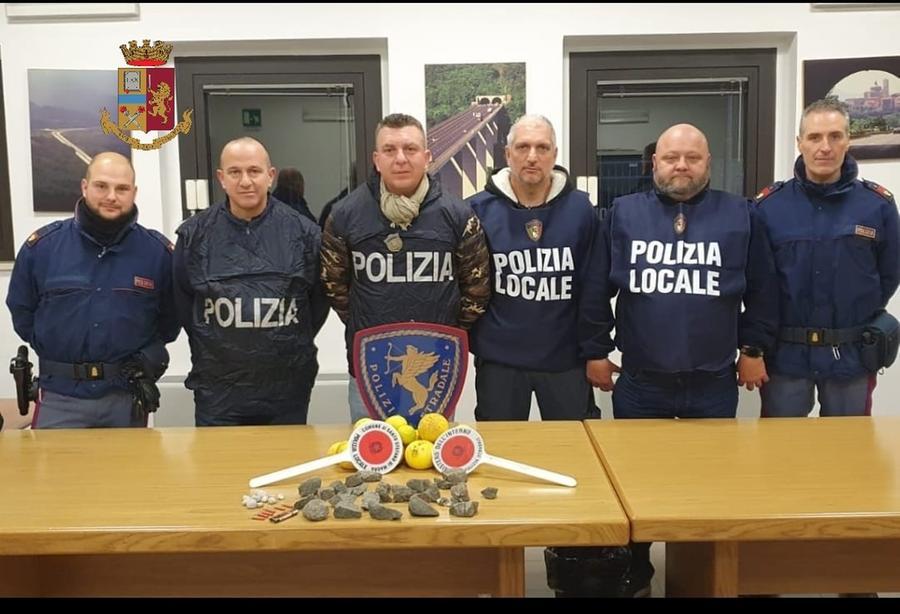 Gettano sassi e limoni dal cavalcavia dell’A15, tre ventenni arrestati