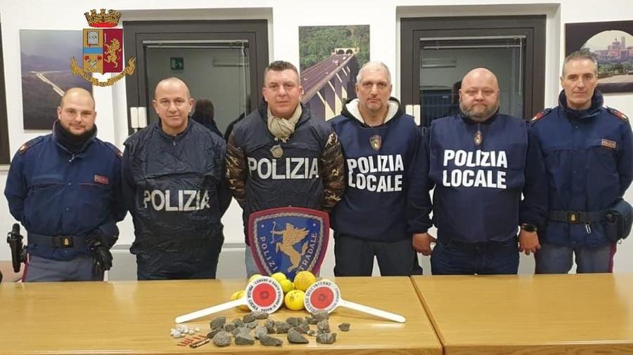 Gettano sassi e limoni dal cavalcavia dell’A15, tre ventenni arrestati