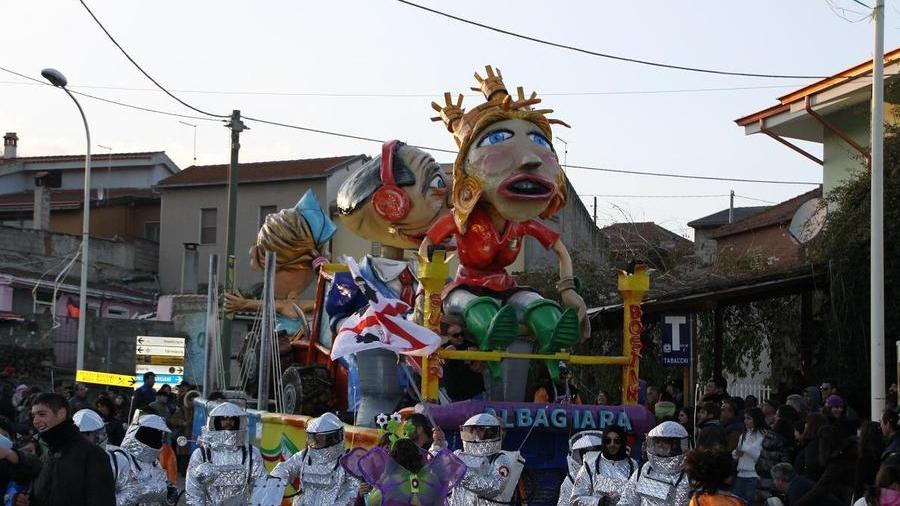 Carri allegorici e maschere durante il carnevale il Marmilla