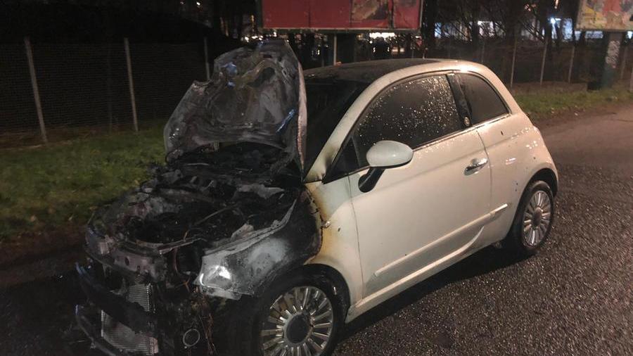 Auto prende fuoco in marcia