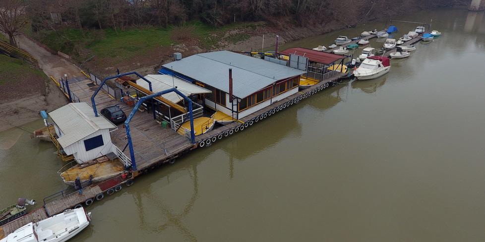 Occhiobello, rapinato e spinto dall’argine