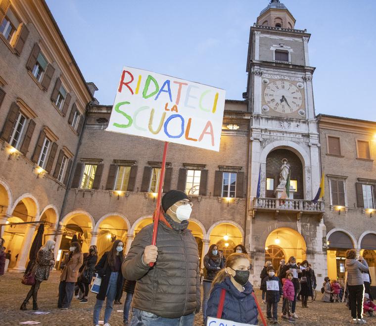 Modena Studenti esclusi, scuola in piazza «Negati i diritti costituzionali» 