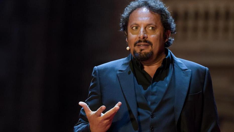 Modena. Enrico Brignano show al Palapanini «Diamoci del tu per riaprire i nostri cuori»