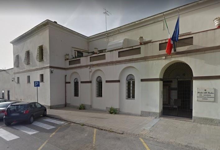Alghero, telefonini in carcere in cambio di sesso: prete condannato 
