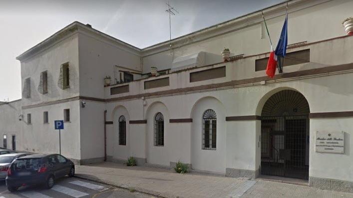 Alghero, telefonini in carcere in cambio di sesso: prete condannato