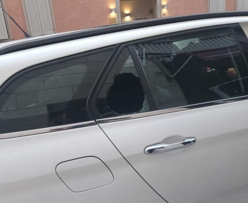 Modena Spaccavetri alla Sacca Tre vetture prese di mira 