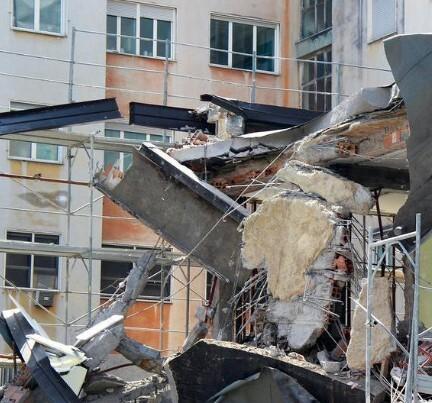 Modena. Crollo palazzina al Policlinico, chieste le condanne Il perito: «Il problema fu il peso eccessivo del tetto» 