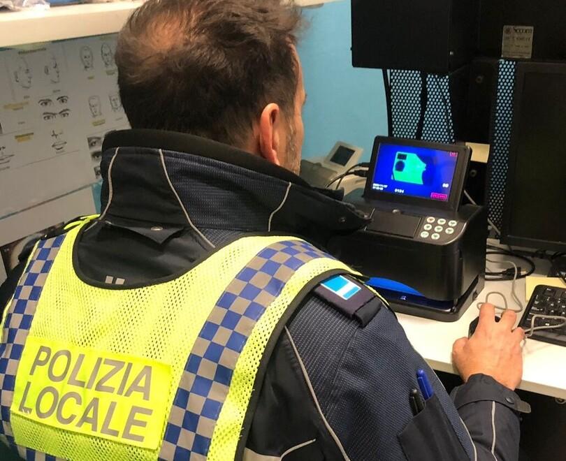 Vignola Scappa in moto perché senza patente Poi ne presenta una, ma è un falso 