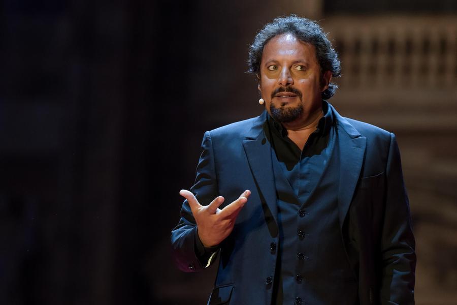 Modena. Enrico Brignano show al Palapanini «Diamoci del tu per riaprire i nostri cuori»