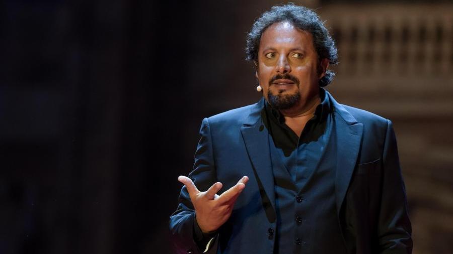 Modena. Enrico Brignano show al Palapanini «Diamoci del tu per riaprire i nostri cuori»