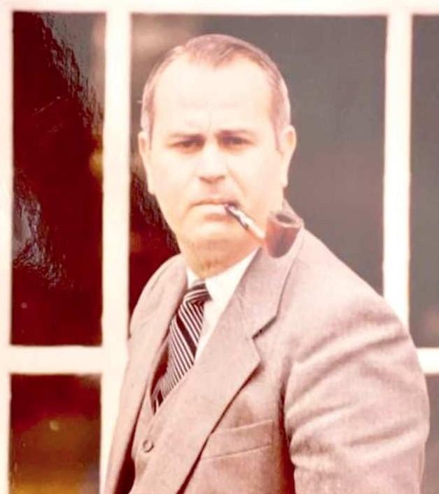 
	Una foto degli anni &rsquo;80 del professor Massimo Ampola con la pipa fedele compagna

