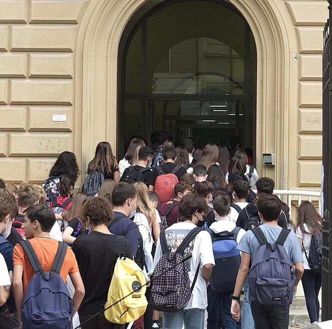 Studenti all'ingresso di un istituto (foto d'archivio)